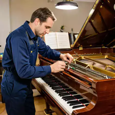 Bench setup: strings and tools